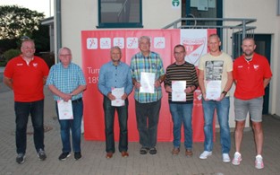 Ehrungen des TV K-G, v. l.: 1. Vorsitzender Thorsten Metz, Alex Myroniuk, Klaus Heiden, Peter Braasch, Werner Gärtner, Jens Metz und 2. Vorsitzender Torsten Klein.