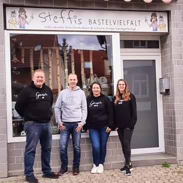 Auf der Aufnahme mit dem Hoodie „Gönser Mädche“ und „Gönser Bub“ v. l. Thorsten Metz (IG-Werbeausschuß), Michael Tiedemann (IG-Vorsitzender), Steffi Henseling (Steffis Bastelvielfat) und Katja Schenk (IG-Werbeausschuß). 