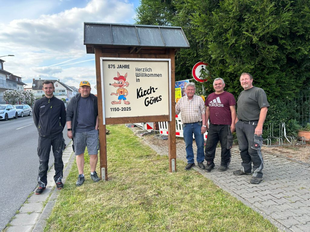 Mitglieder des IG-Bauauschusses bei der Errichtung des renovierten Dorfeingangschildes von Kirch-Göns v. l.: Felix Maiwald, Michael Raschke, Spender Frank Will, Uwe Hartmann und Mario Wilhelm. Auf der Aufnahme fehlt Michael Ronde, der mit schwerem Arbeitsgerät die Aufstellung des Willkommensgrußes ermöglichte. 

